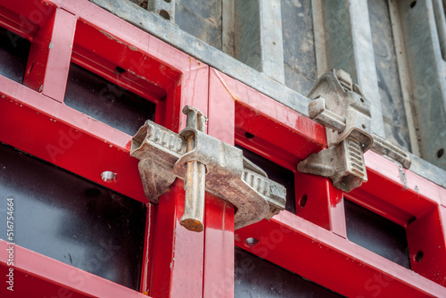 Clamps connect wall formwork in housing construction