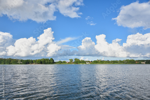 Duże chmury nad jeziorem Tuchom