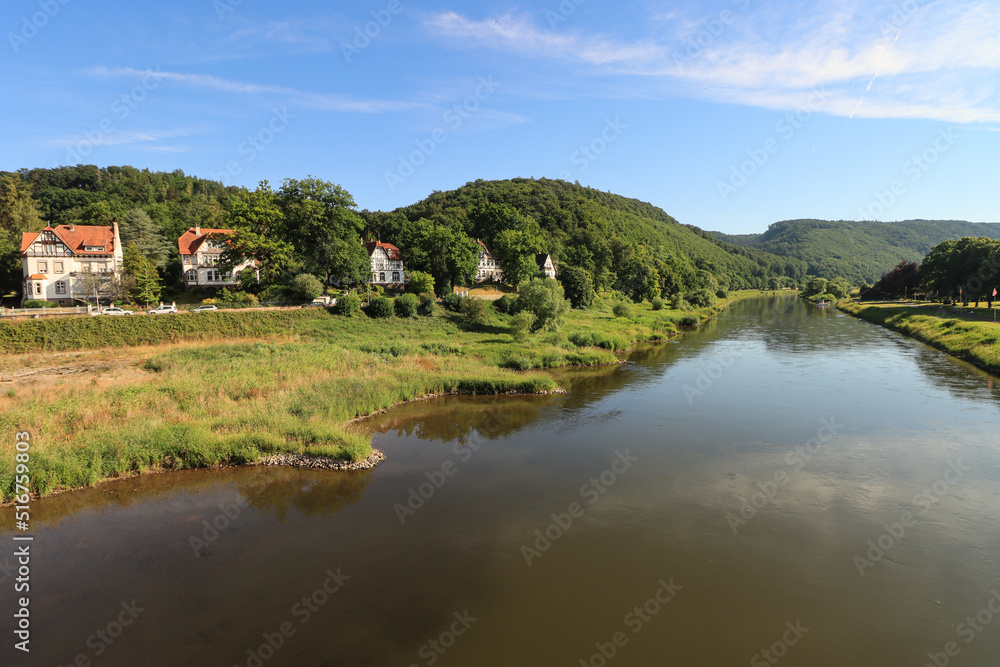 Romantisches Weserbergland; Blick von der Weserbrücke in Bad Karlshafen flussaufwärts