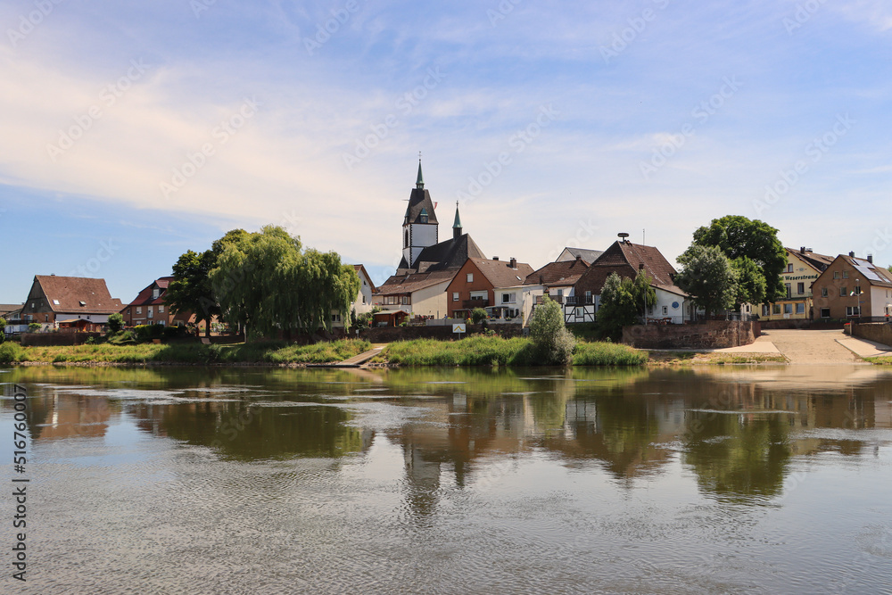 Blick über die Weser auf Lüchtringen mit Pfarrkirche St. Johannes Baptist