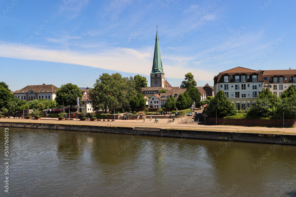 Holzminden, Blick auf den Weserkai und die Lutherkirche