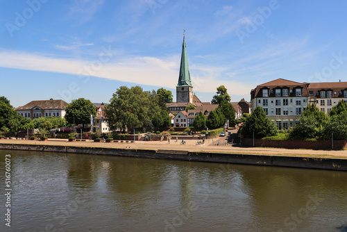Holzminden, Blick auf den Weserkai und die Lutherkirche