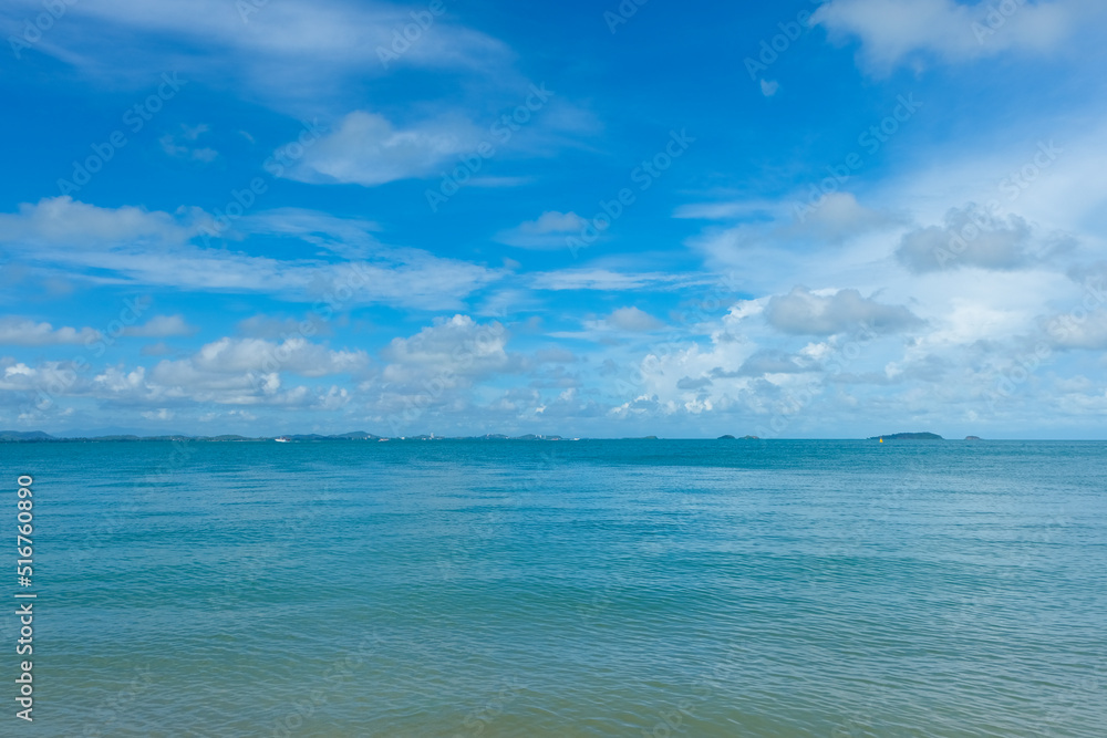 Obraz premium Turquoise sea background with blue sky fluffy cloud nature landscape