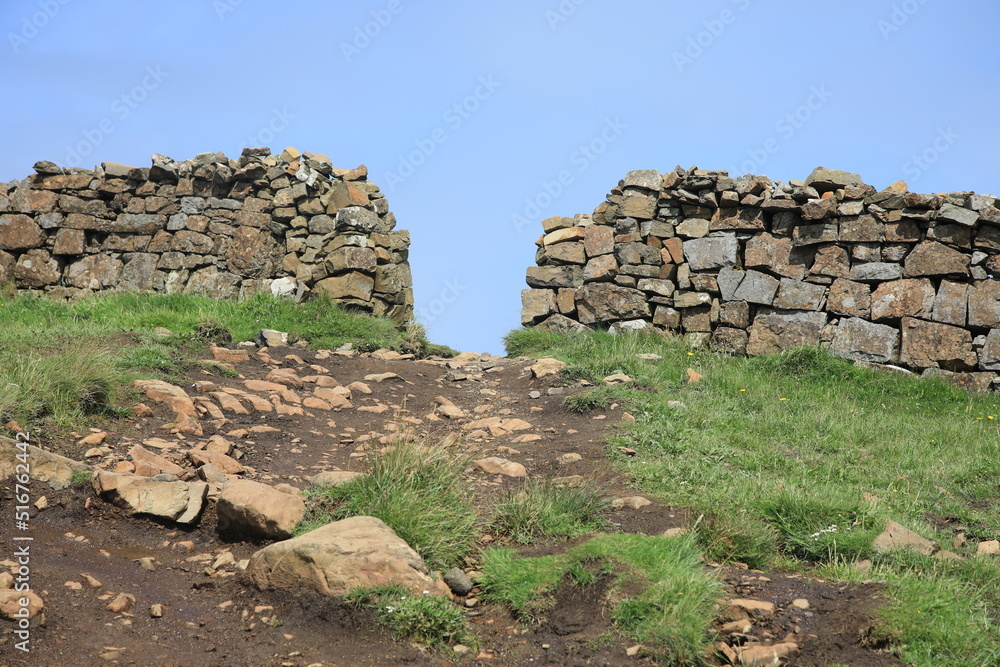 Steinmauer mit Durchgang