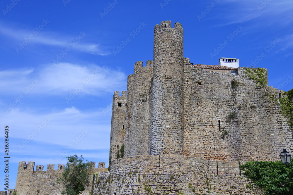 Blauer Himmel und die Burg von Óbidos	