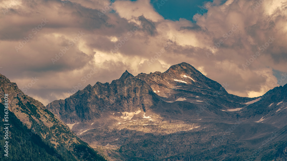 Eindrucksvolles Panorama der österreichischen Alpen mit massiven Felsformationen.
