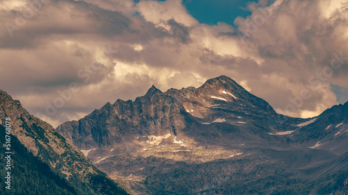 Fototapeta Naklejka Na Ścianę i Meble -  Eindrucksvolles Panorama der österreichischen Alpen mit massiven Felsformationen.