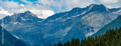 Eindrucksvolles Panorama der österreichischen Alpen mit massiven Felsformationen. © Andreas Neßlinger