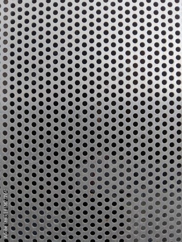 Photos Fondo de minúsculos círculos negros en chapa metálica, textura de agujeros de un