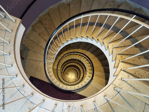 Estructura en espiral de escaleras blancas