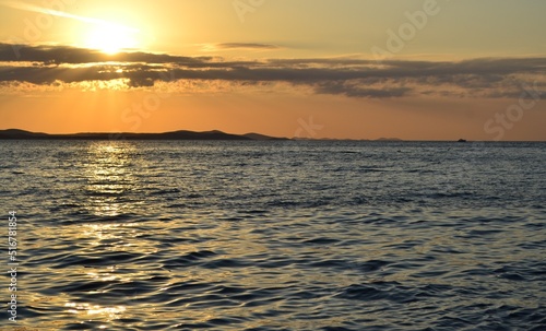 Sol de aterdecer cayendo detras de las montañas sobre el mar en Croacia