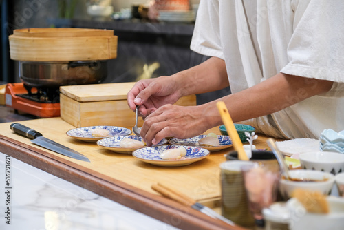 Canvas Print Professional and experienced sushi chef preparing sushi with confident and dedication to his perfect sushi