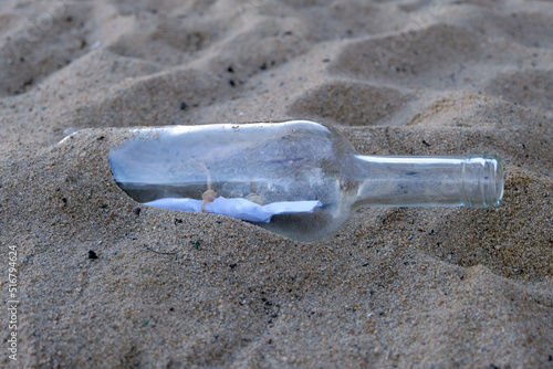 Message dans une bouteille dans le sable