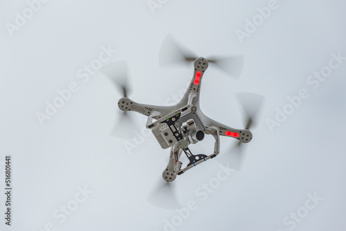 Fotografia White quadrocopter in the sky.