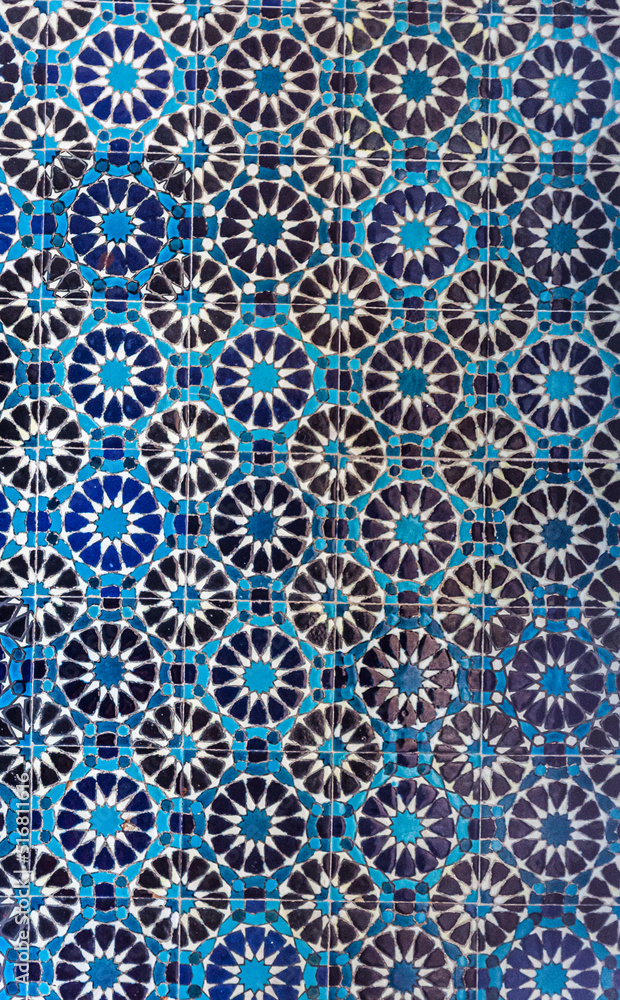 Fond bleu et noir de mosaïques de fleurs circulaires