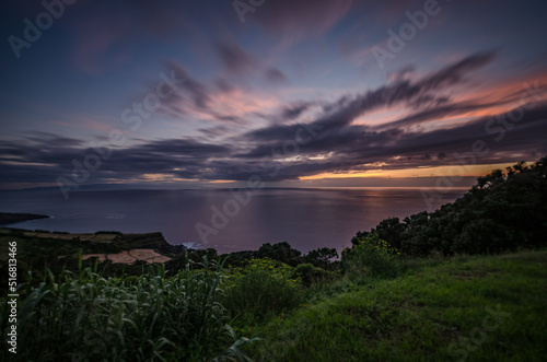 famoser Sonnenuntergang mit Abendrot auf den Azoren, nach einem abenteuerlichen Tag mit dem Blick auf das Meer