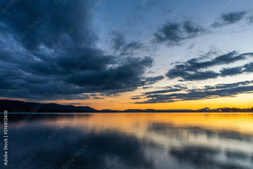 Fototapeta premium Sommerabend am Bodensee zur blauen Stunde 
