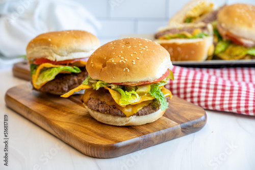 Cheeseburger with chips