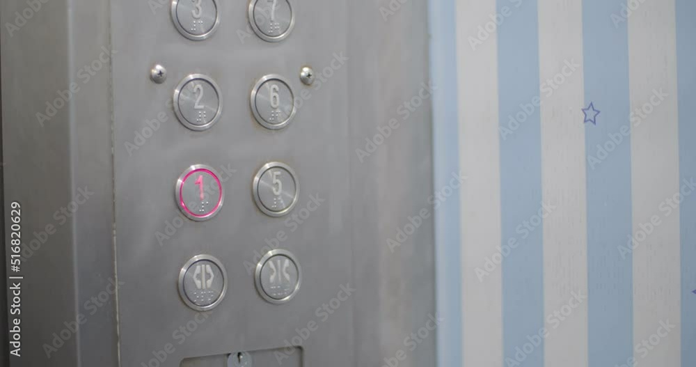 Go down the elevator of the accommodation by pressing the 1st floor.Hand press the elevator to go downstairs. Go down the elevator of the accommodation by pressing the 1st floor.Hand press the elevator to go downstairs.