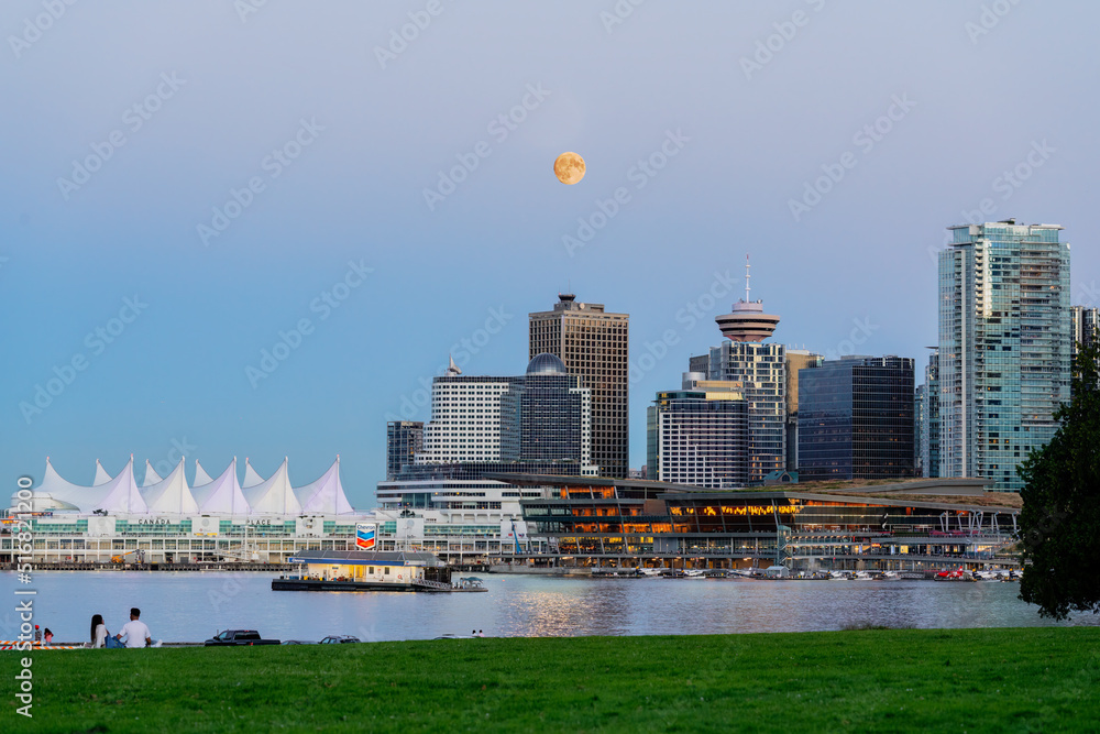 Fototapeta premium Vancouver city skyline with super full moon