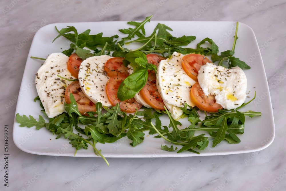 Salumi formaggi e mozzarelle con taralli Salumi formaggi e mozzarelle con taralli