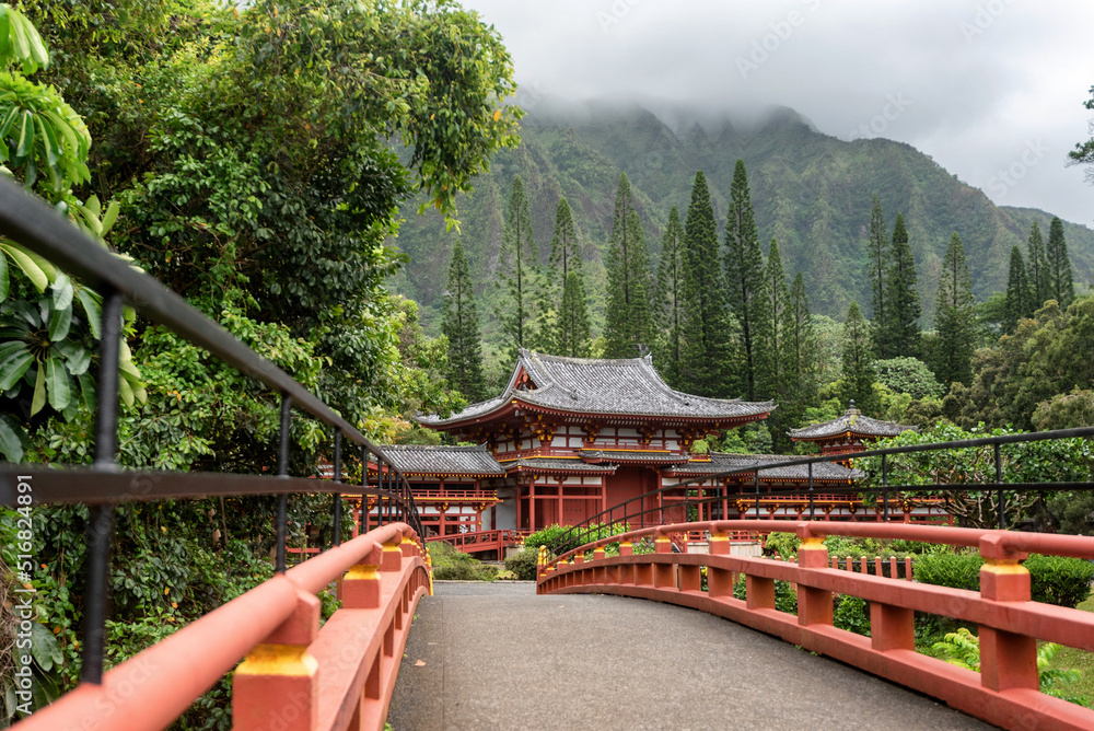 Fototapeta premium Byodo-in Buddhist Temple at the Koolau mountain range in the Leeward side of Oahu, Hawaii