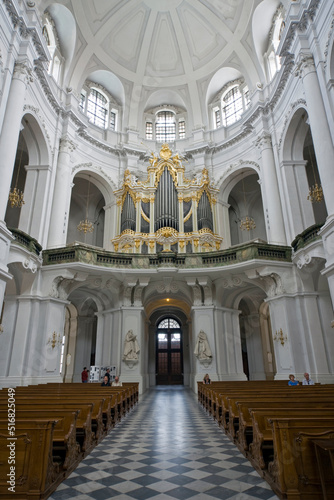 Innenraum und Orgel der Hofkirche zu Dresden
