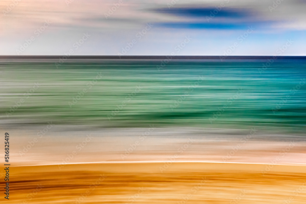 Imagen abstracta de una playa en moviniento, fotografía del mar y de la arena en barrido lateral