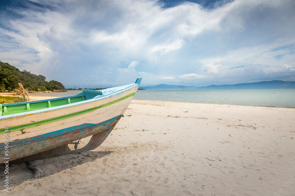 Naklejka premium Fishermen boat in Jurere Internacional beach Florianopolis, Brazil