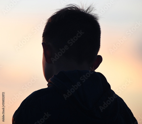 silhouette d'un garçon en montagne 