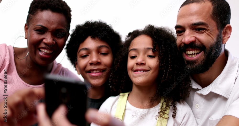 Obraz premium Ethnically mixed race family staring at smartphone