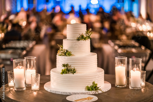 Cuadro en lienzo wedding cake candle lit with blurry background