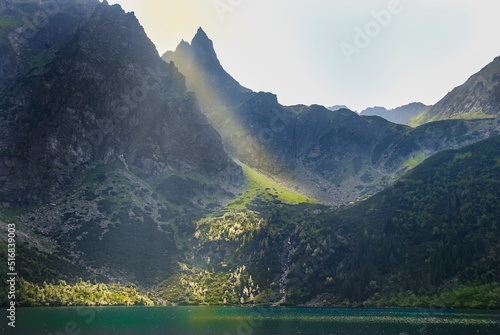 promień słońca na Morskim Okiem w Tatrach
