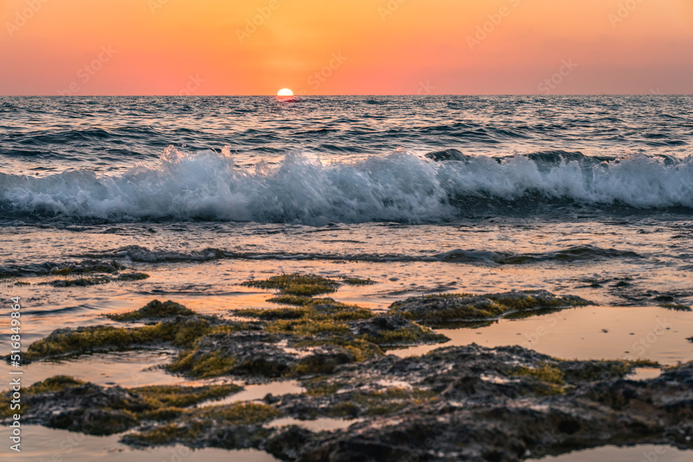 Obraz premium sunset at the beach with waves and colour high quality