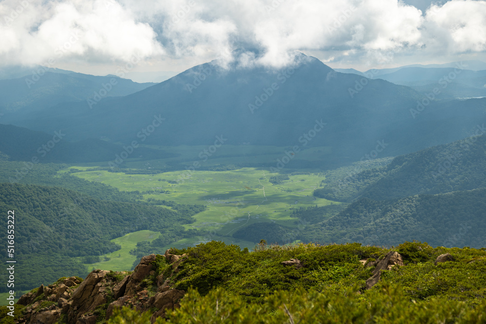 夏の尾瀬、至仏山登山道から燧ケ岳を臨む 夏の尾瀬、至仏山登山道から燧ケ岳を臨む