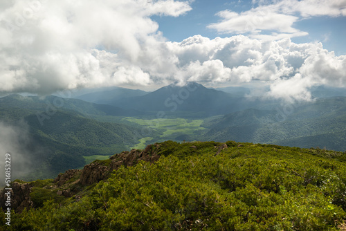夏の尾瀬、至仏山登山道から燧ケ岳を臨む