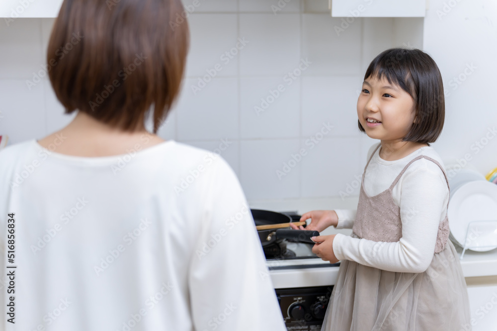 キッチンで料理をする女の子