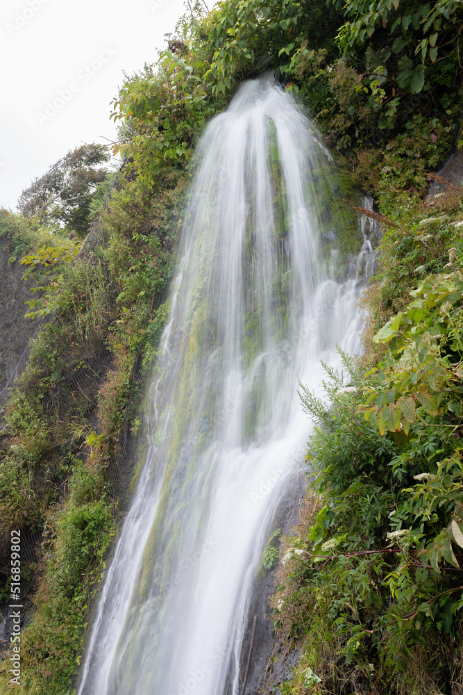 Fototapeta premium 岩肌を流れる滝 