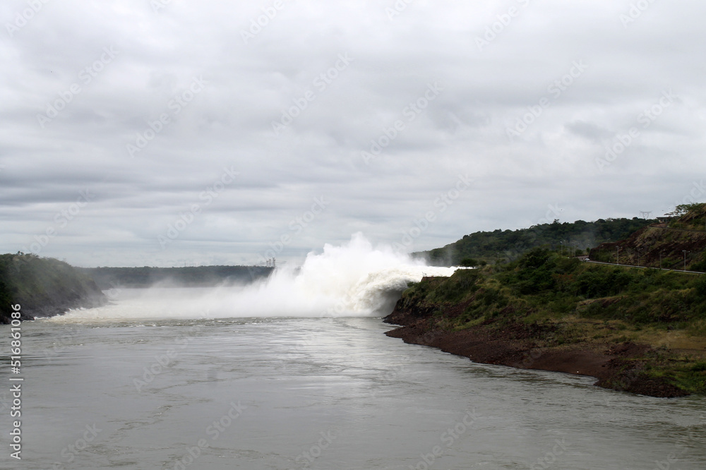 Salto de agua Hidroeléctrica Itaipu Salto de agua Hidroeléctrica Itaipu