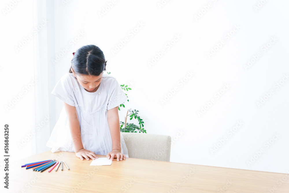 一人でお勉強をする小学生の女の子