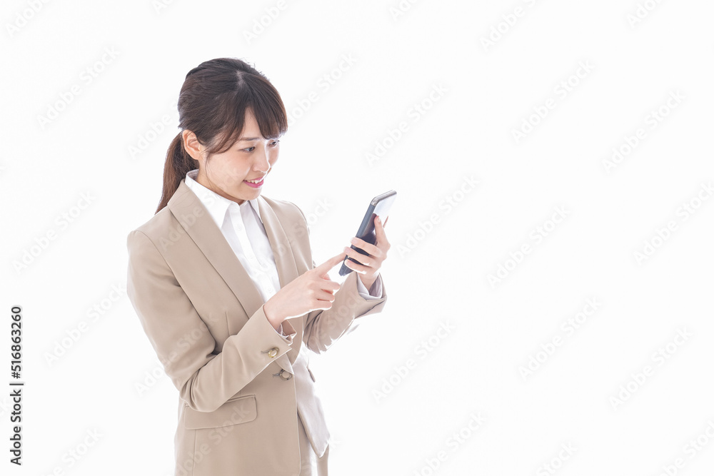 スマホアプリを使う若いビジネスウーマン スマホアプリを使う若いビジネスウーマン