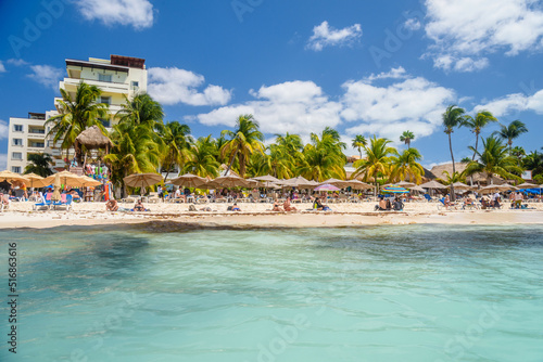 Εκτύπωση καμβά People sunbathing on the white sand beach with umbrellas, bungalow bar and cocos
