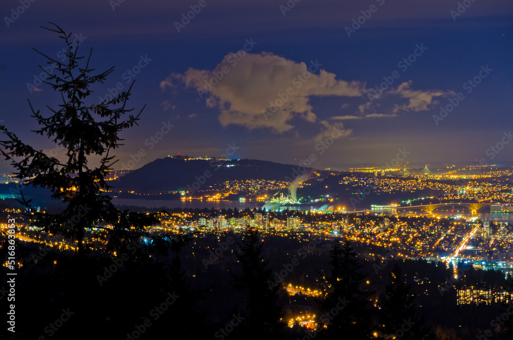 Naklejka premium Vancouver Skyline and Iron Wokers Memoral Second Narrow Bridge At Night