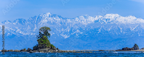 Amaharasi coast and Tateyama mountain range in Toyama, Japan. 雨晴海岸と立山連峰。富山県高岡市