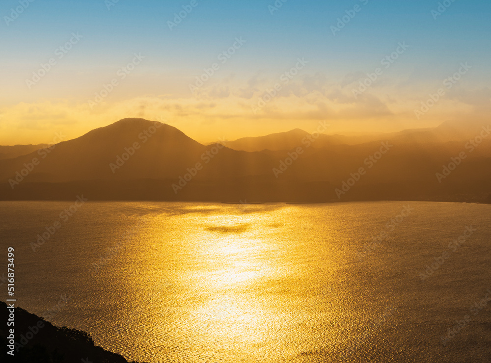 夕映えの海と天使の梯子　函館湾