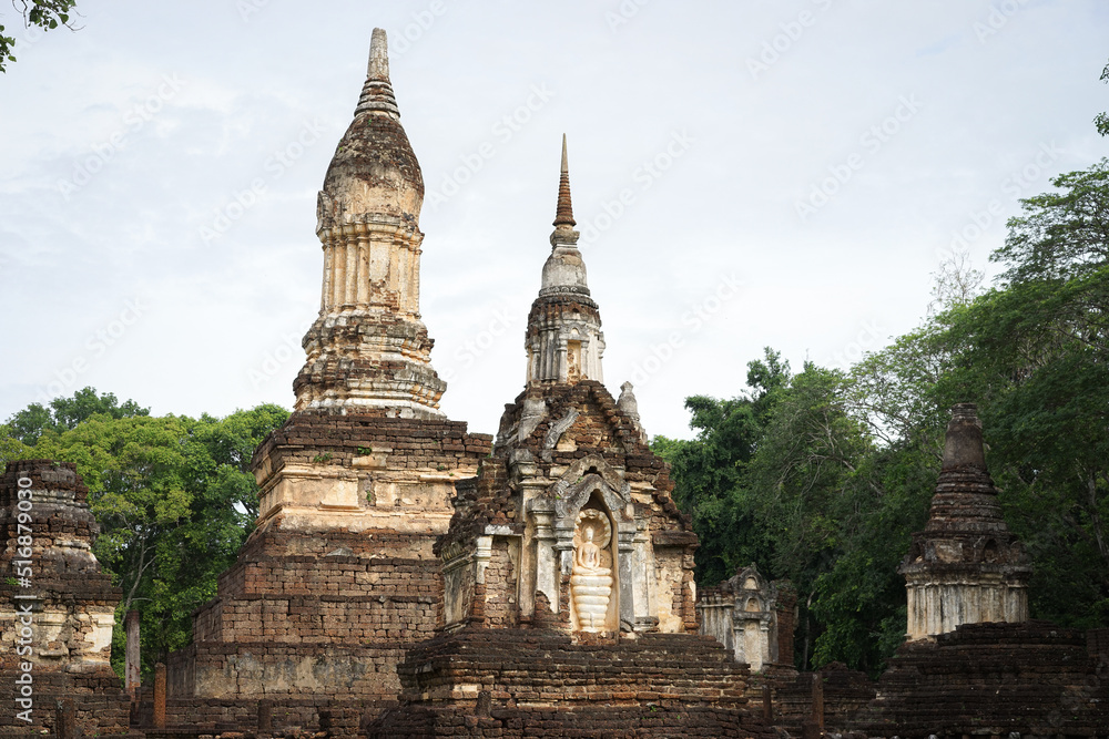 Fototapeta premium Archaeological and Buddhist sites, historical religious sites, Buddha, temples, ceremonial areas, religious attractions, Buddhist churches, antiques, pagodas, nature and dharma, Buddha statue.