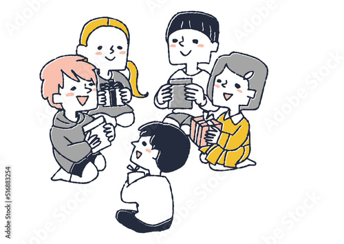 プレゼント交換をする子供達　保育園、幼稚園で伸び伸びと過ごすこども達
