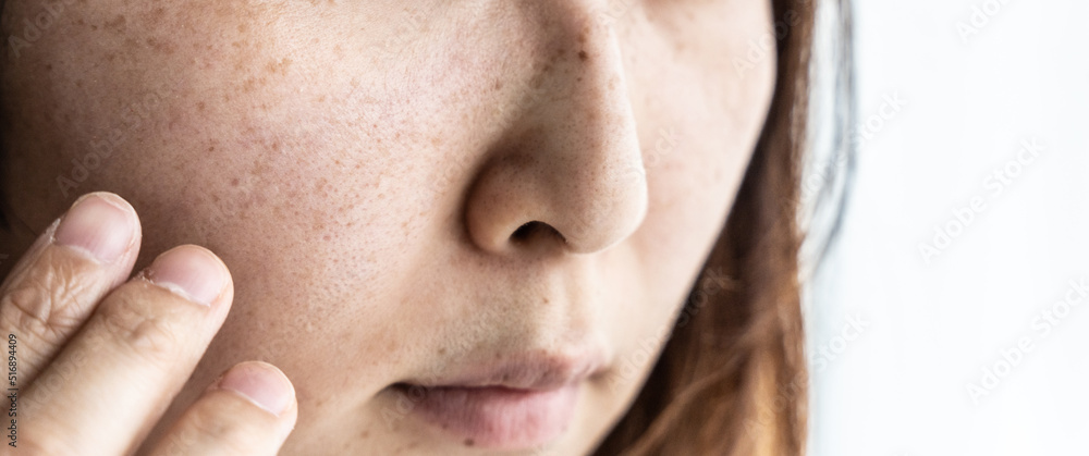 Obraz premium スッピンのミドル女性（美容・肌・シミ・肝斑）