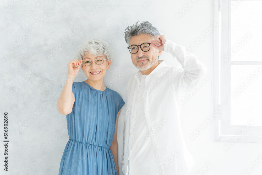 眼鏡をかけたシニア夫婦