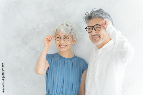 眼鏡をかけたシニア夫婦